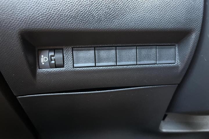 Grå Peugeot e-2008 fra 2025