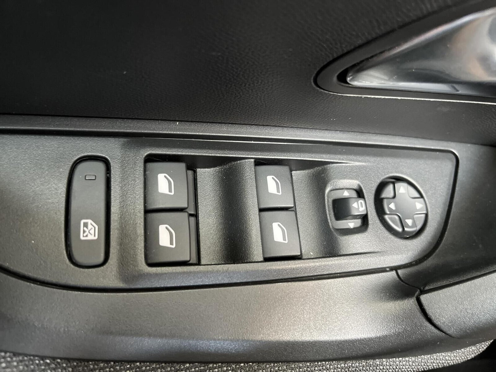 Grå Peugeot e-2008 fra 2025