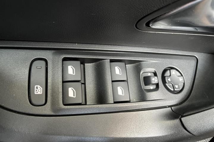 Grå Peugeot e-2008 fra 2025