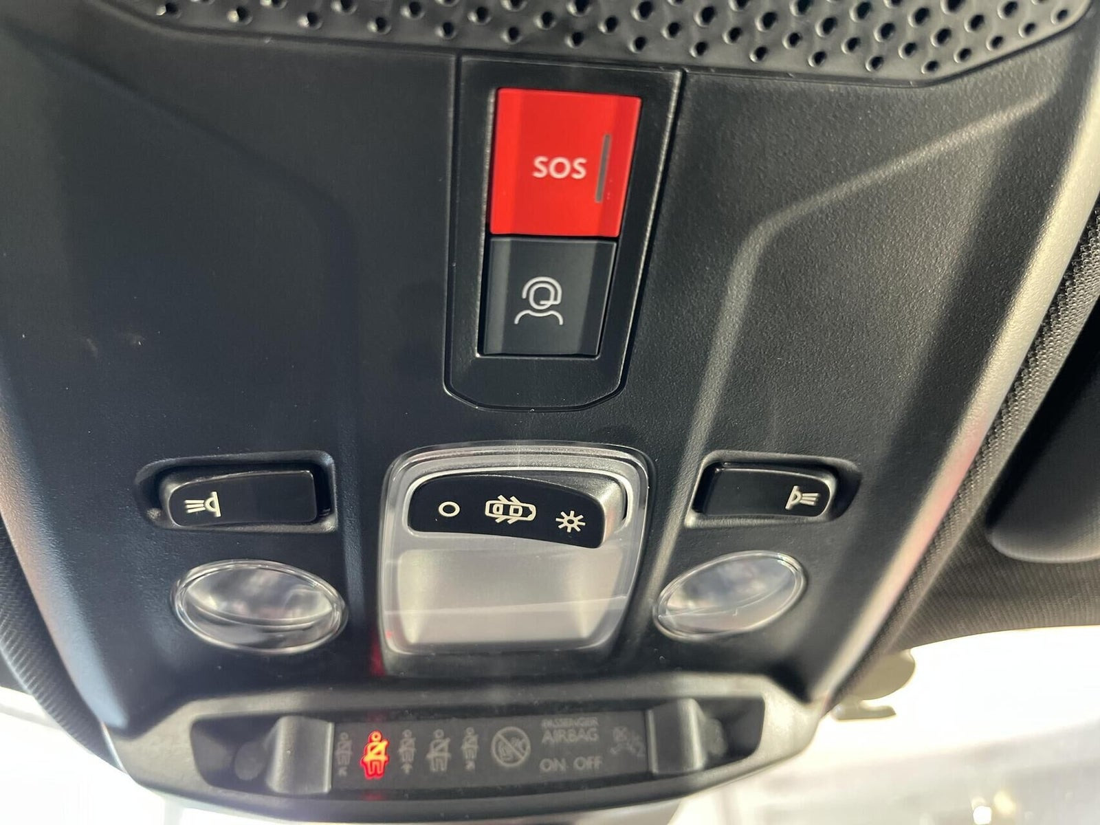 Grå Peugeot e-2008 fra 2025