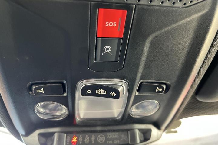 Grå Peugeot e-2008 fra 2025