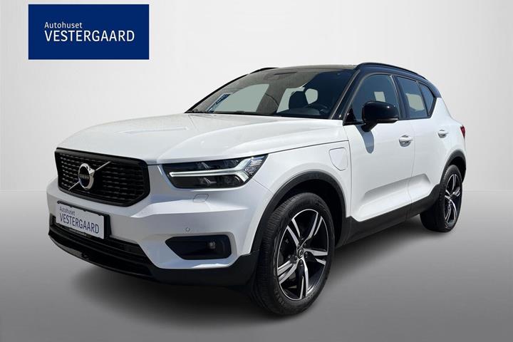 Hvid Volvo XC40 fra 2020 set udefra