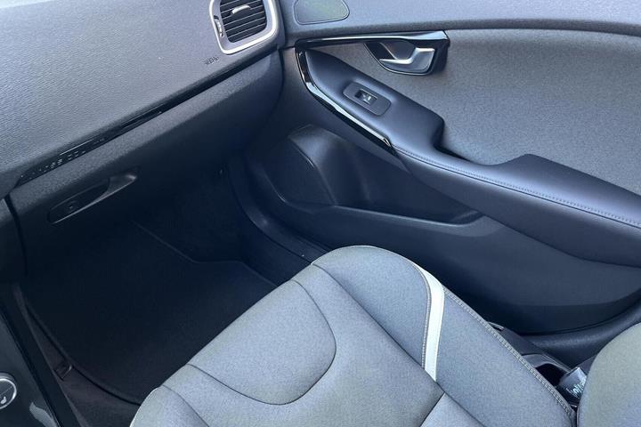 Hvid Volvo V40 CC fra 2020