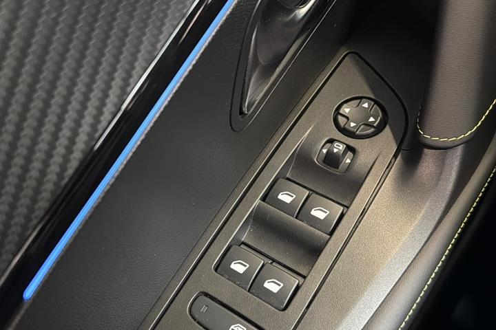 Sort Peugeot e-2008 fra 2024