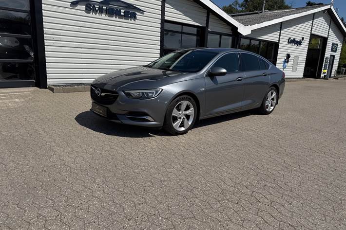Grå Opel Insignia fra 2018