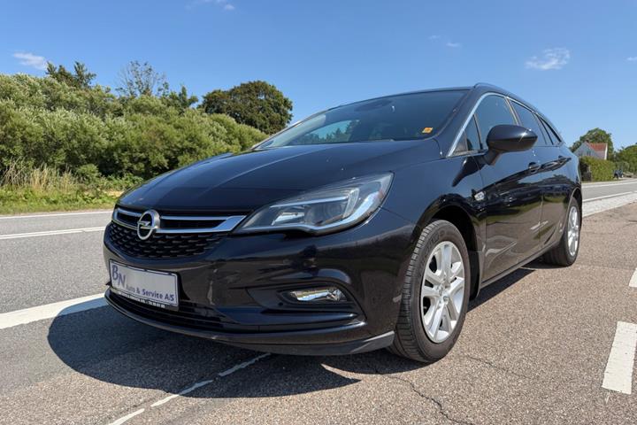 Blå Opel Astra fra 2018 set udefra