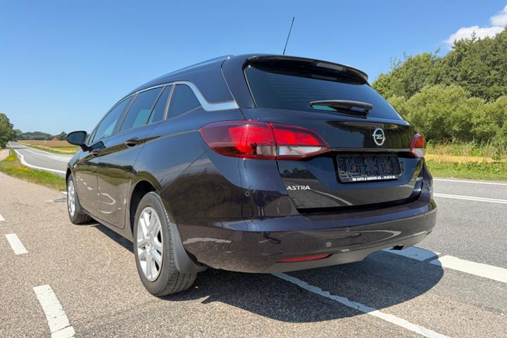 Blå Opel Astra fra 2018