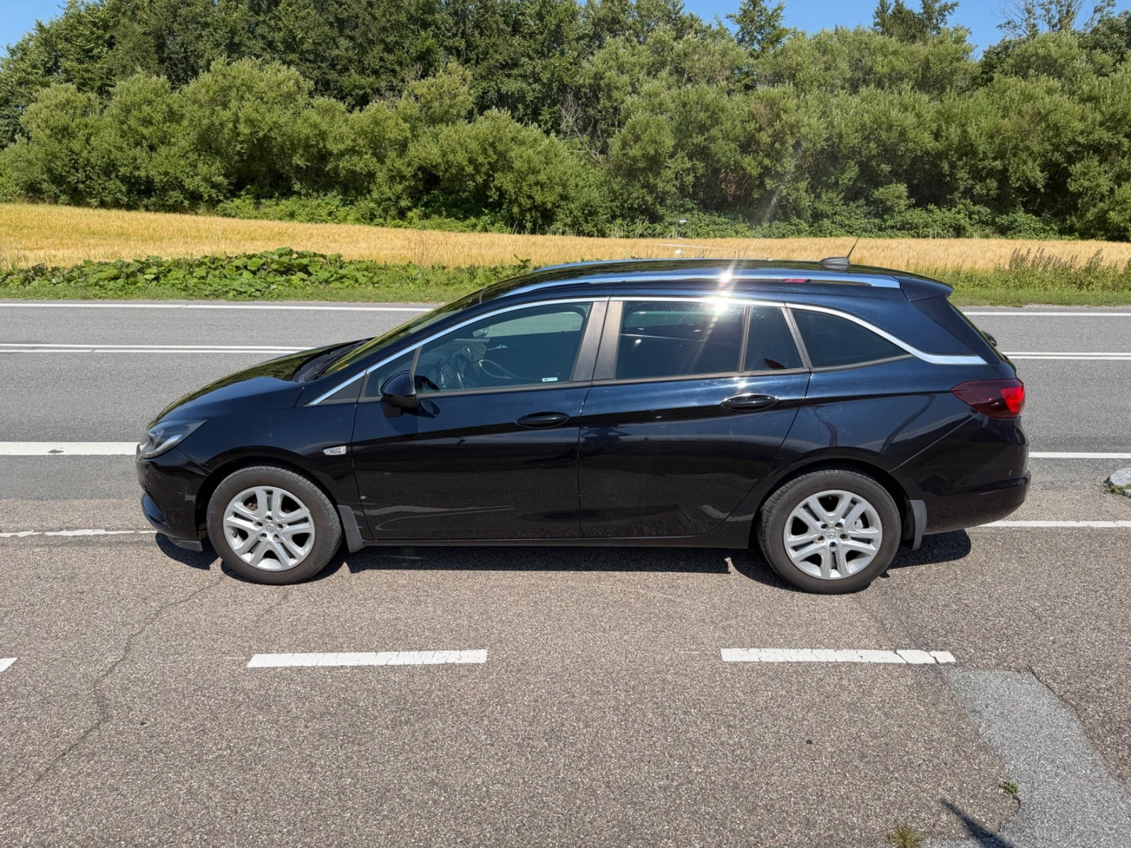 Blå Opel Astra fra 2018