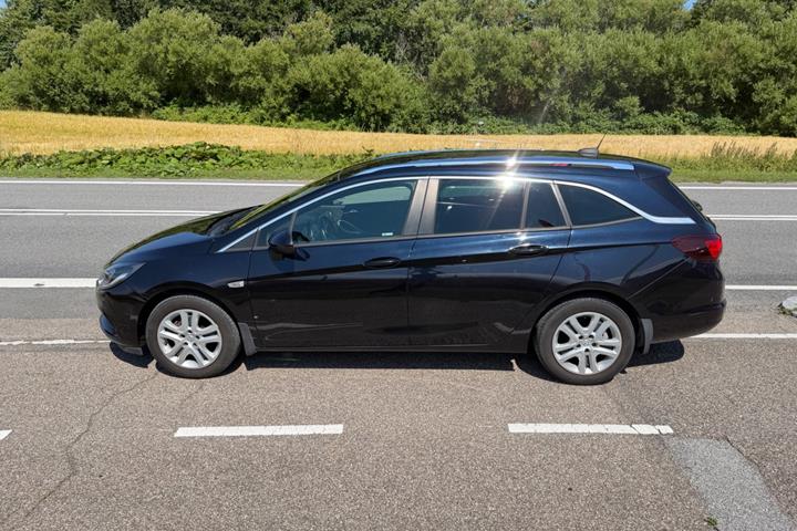 Blå Opel Astra fra 2018