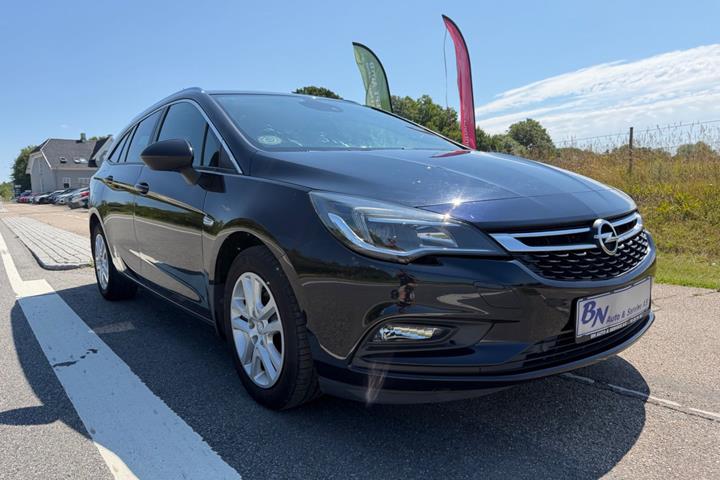 Blå Opel Astra fra 2018