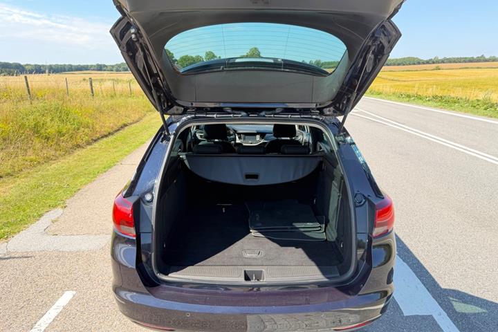 Blå Opel Astra fra 2018