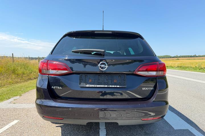 Blå Opel Astra fra 2018