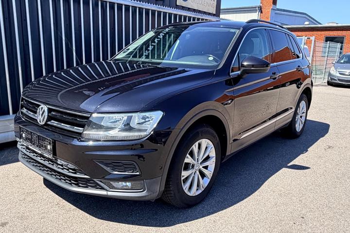 Sort VW Tiguan fra 2018 set udefra
