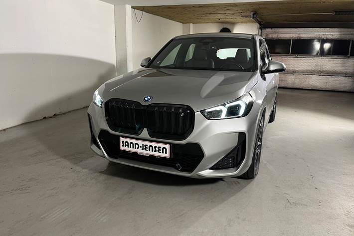 Grå BMW iX1 fra 2023