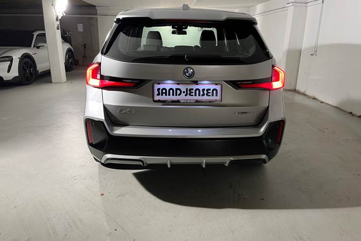 Grå BMW iX1 fra 2023