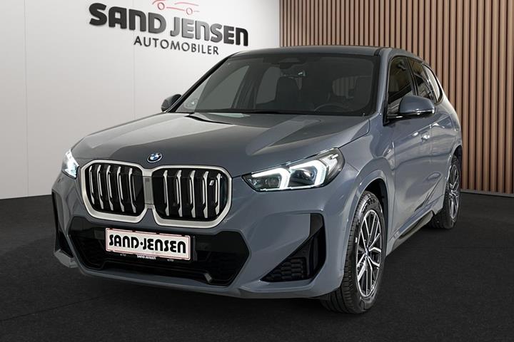 Grå BMW iX1 fra 2023 set udefra