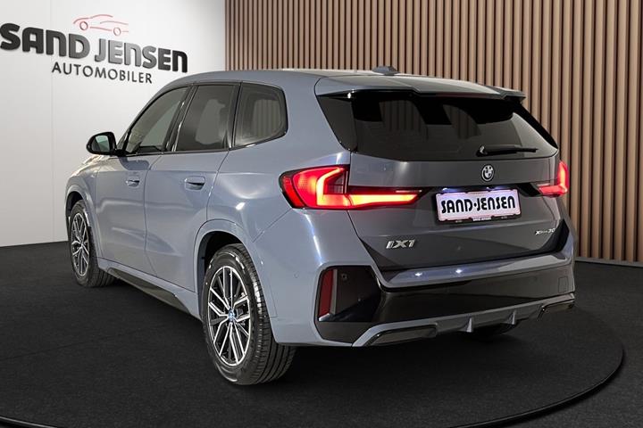 Grå BMW iX1 fra 2023