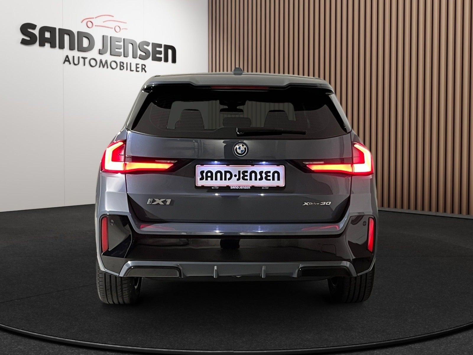 Grå BMW iX1 fra 2023