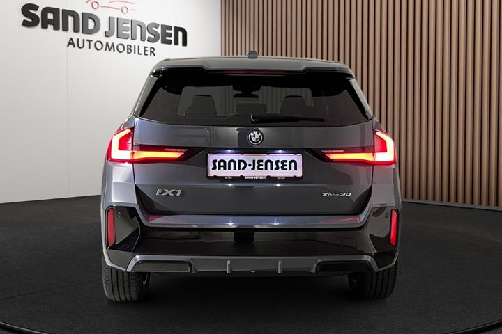Grå BMW iX1 fra 2023
