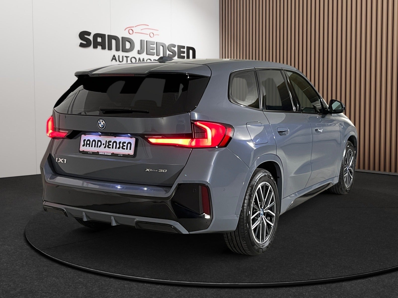 Grå BMW iX1 fra 2023