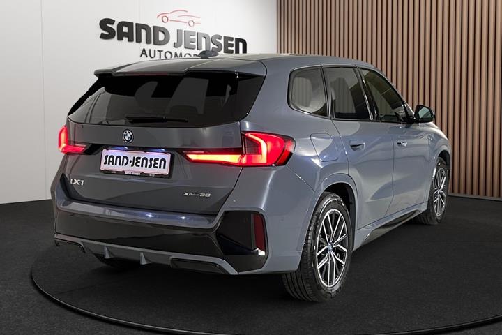 Grå BMW iX1 fra 2023