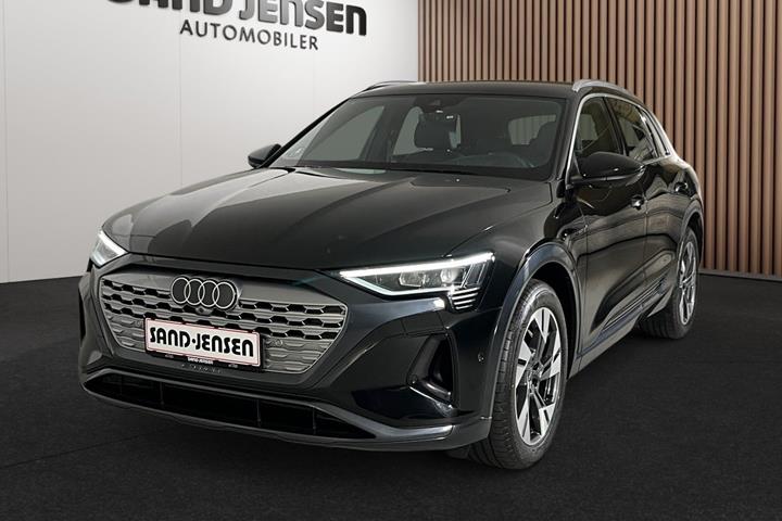 Sort Audi Q8 e-tron fra 2024 set udefra