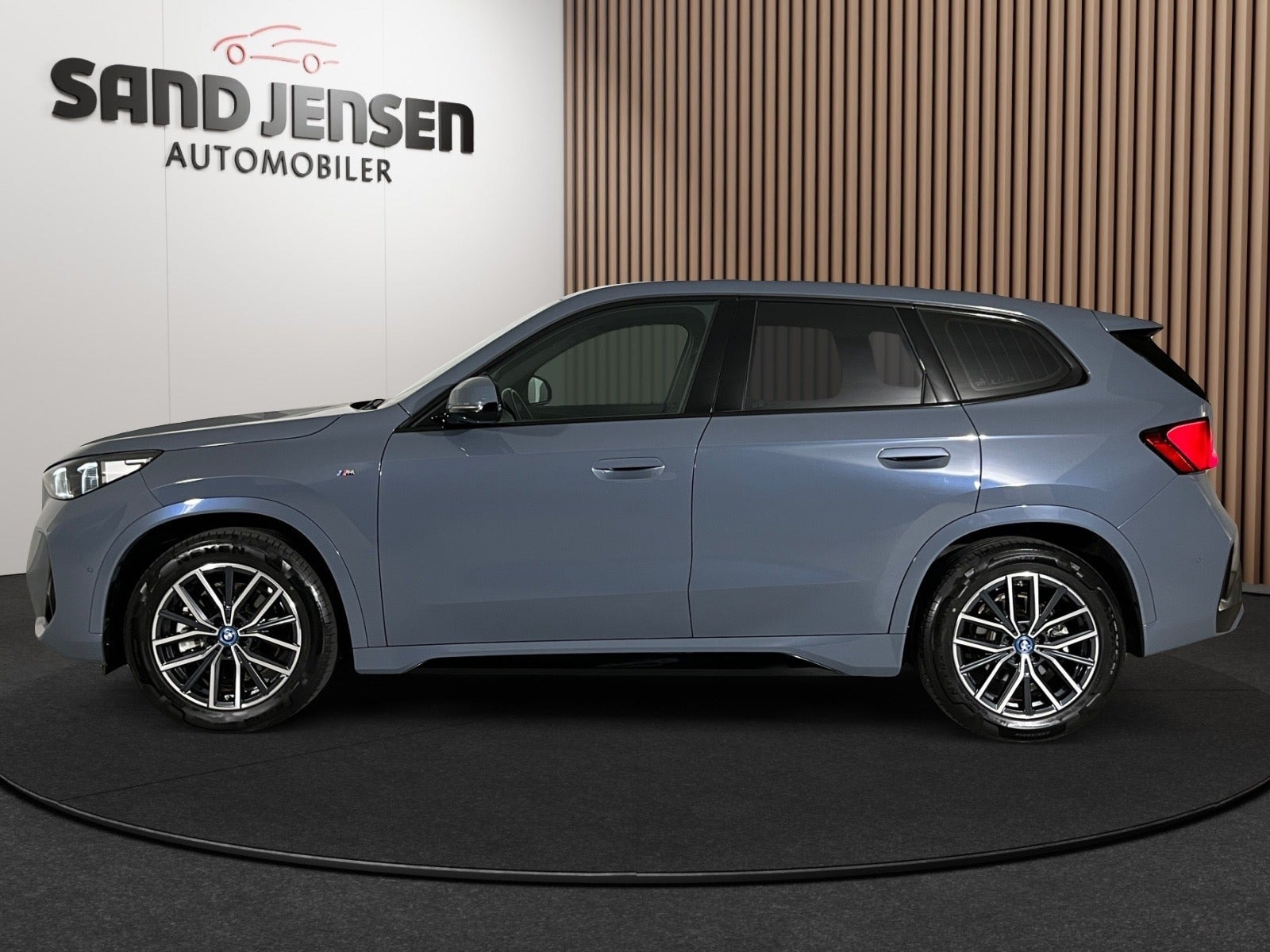 Grå BMW iX1 fra 2023