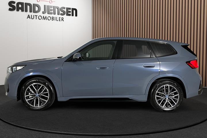 Grå BMW iX1 fra 2023
