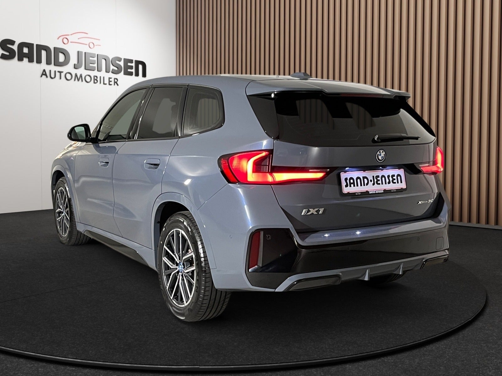 Grå BMW iX1 fra 2023