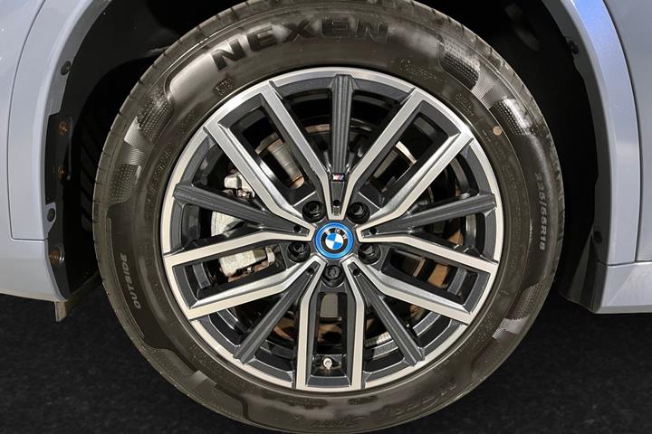 Grå BMW iX1 fra 2023