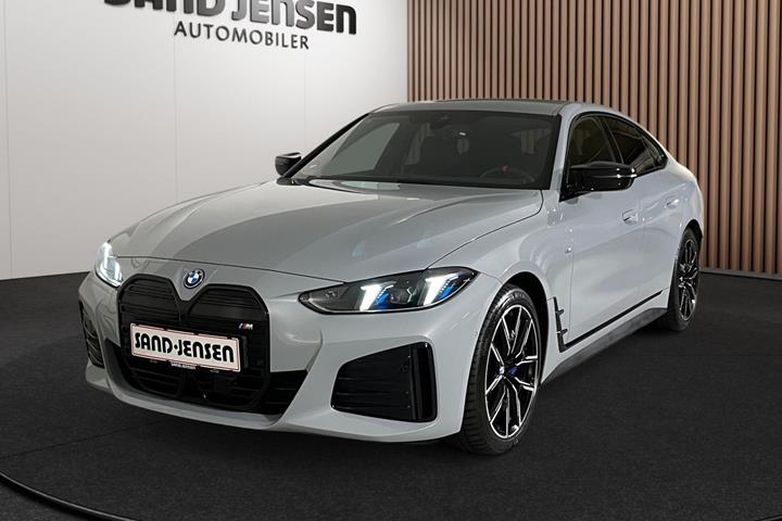 Grå BMW i4 fra 2025 set udefra