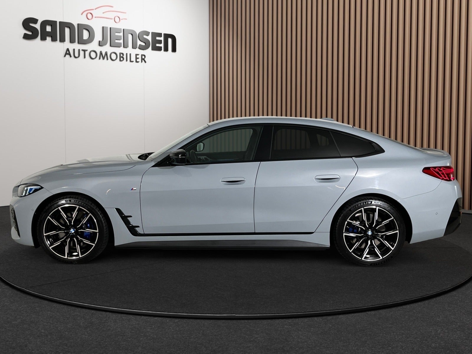 Grå BMW i4 fra 2025