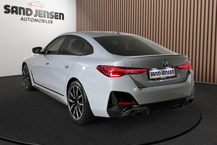 Grå BMW i4 fra 2025