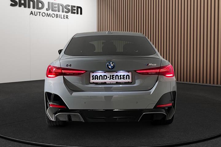Grå BMW i4 fra 2025