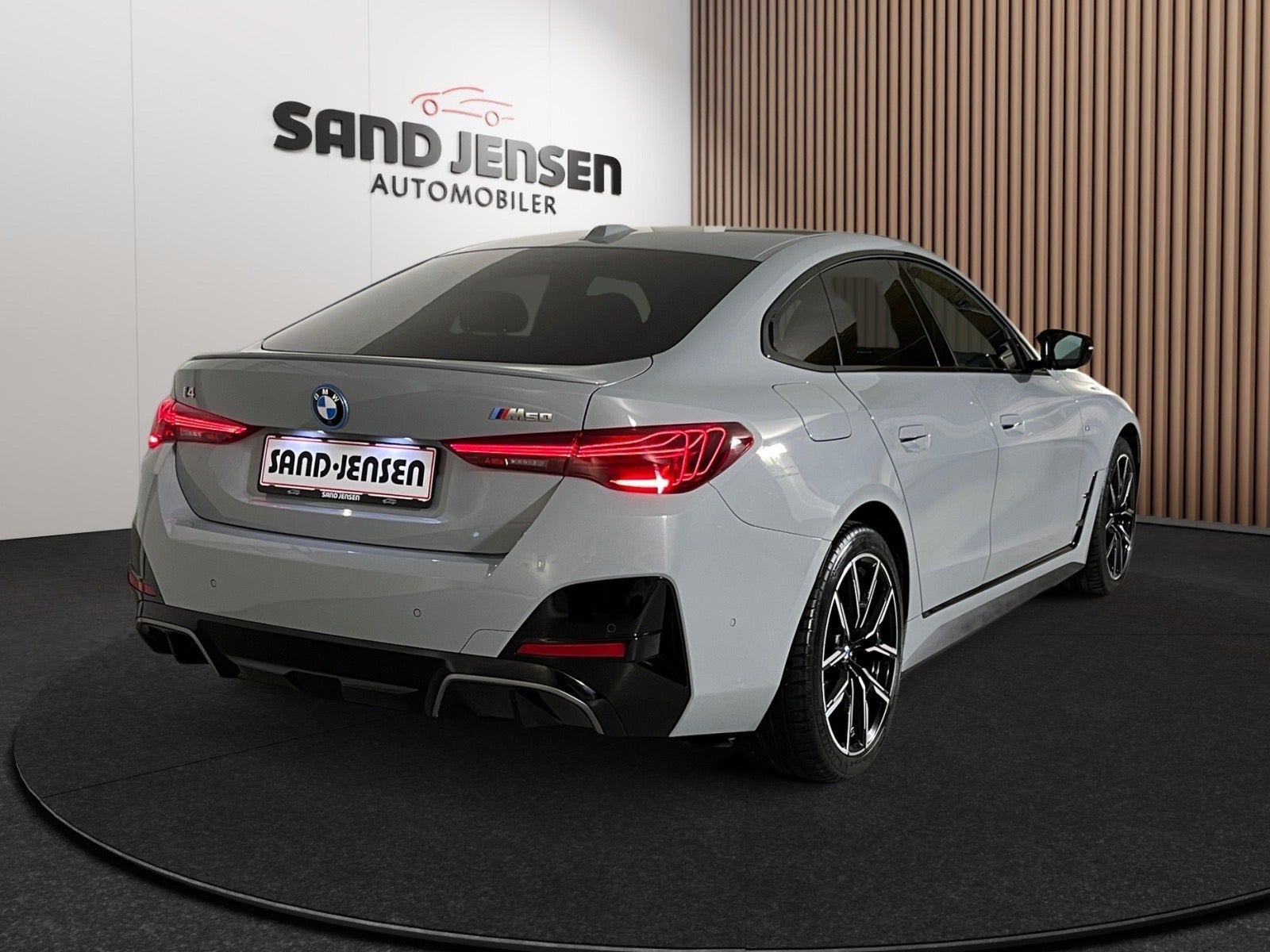 Grå BMW i4 fra 2025