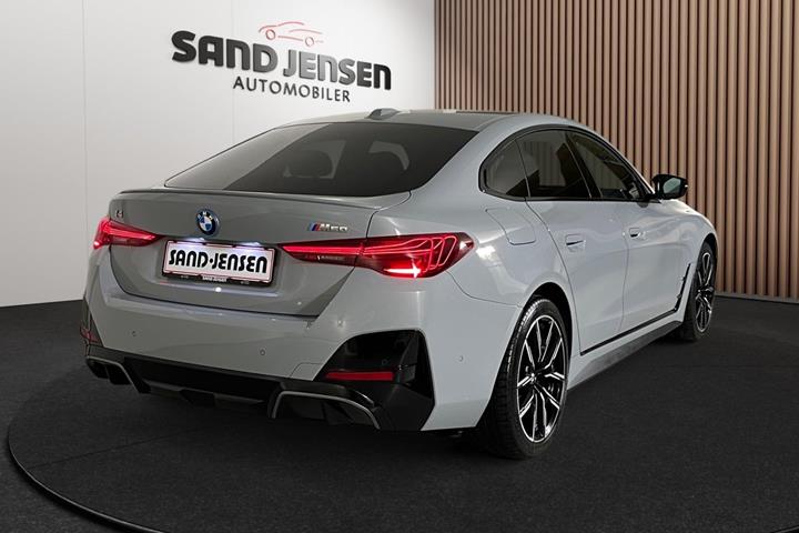 Grå BMW i4 fra 2025