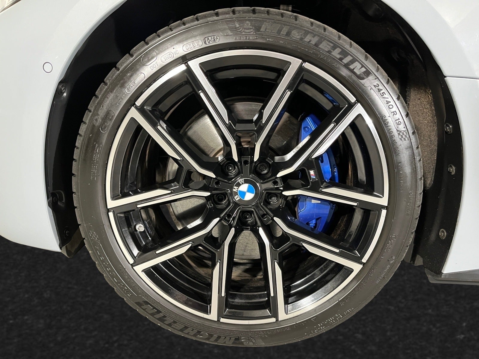 Grå BMW i4 fra 2025