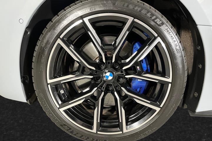 Grå BMW i4 fra 2025
