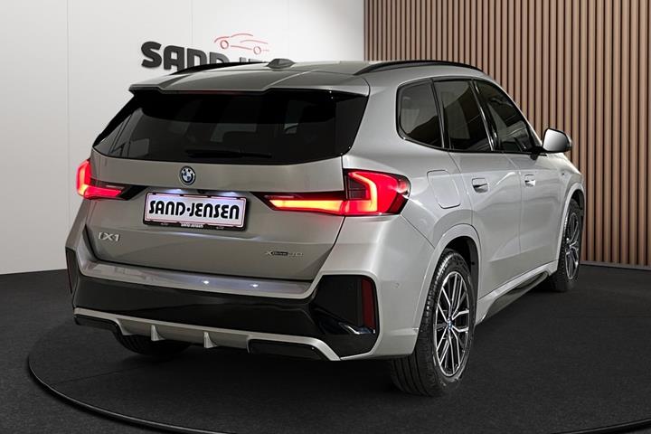 Sølv BMW iX1 fra 2025