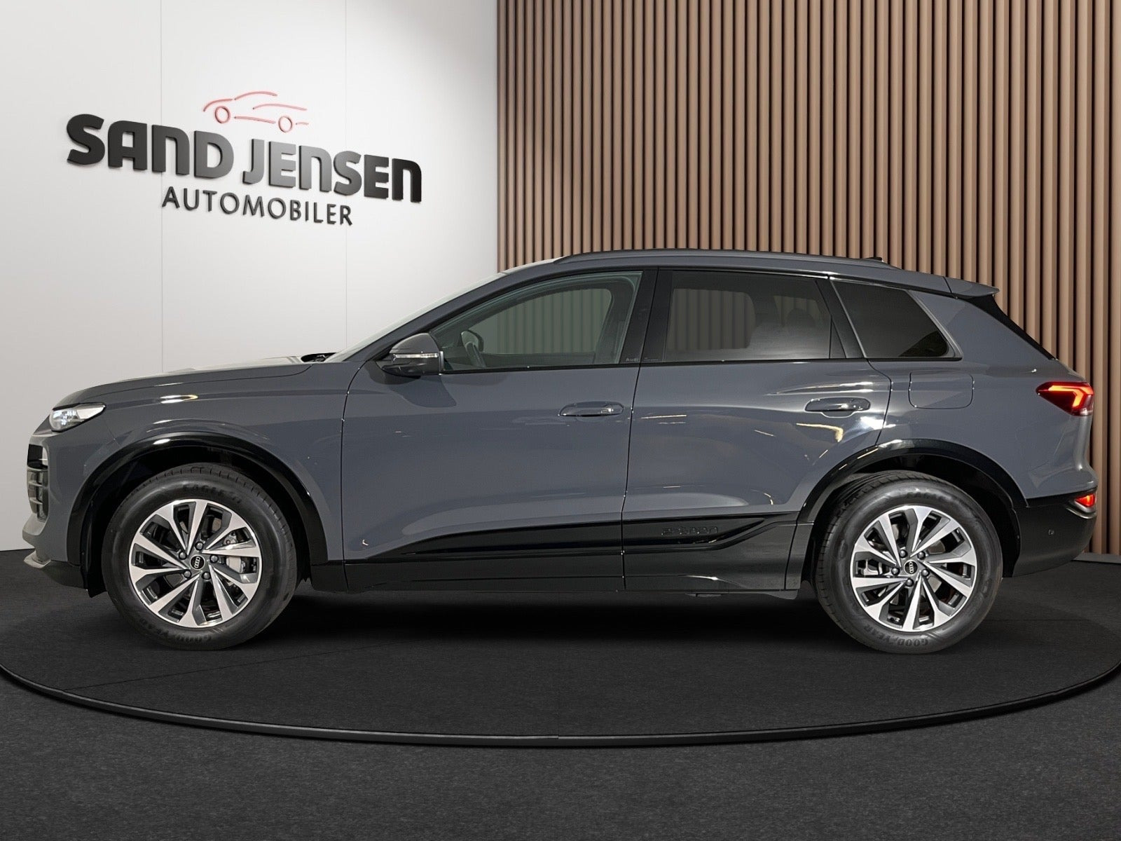 Grå Audi Q6 e-tron fra 2025
