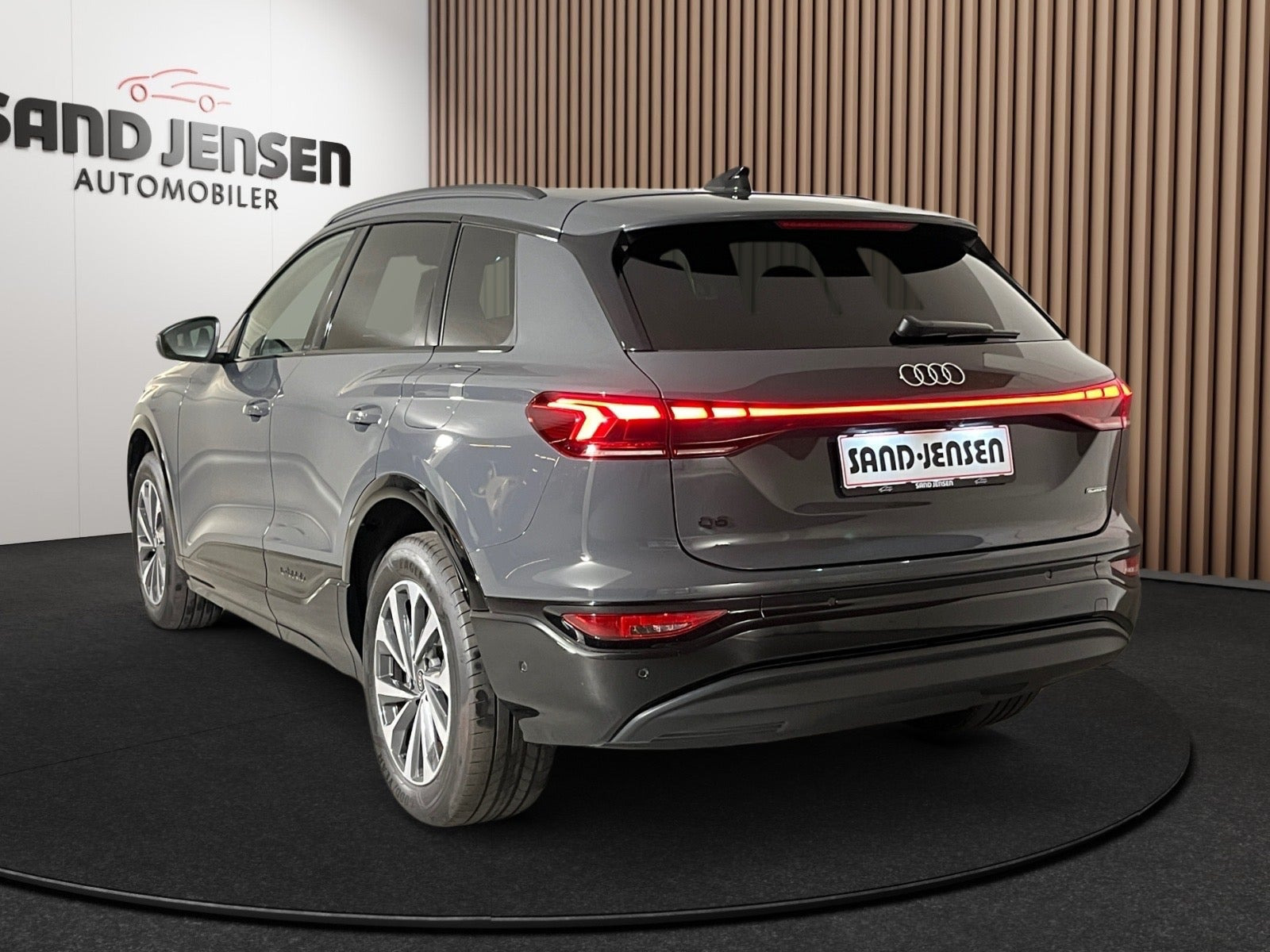 Grå Audi Q6 e-tron fra 2025