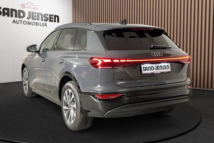 Grå Audi Q6 e-tron fra 2025