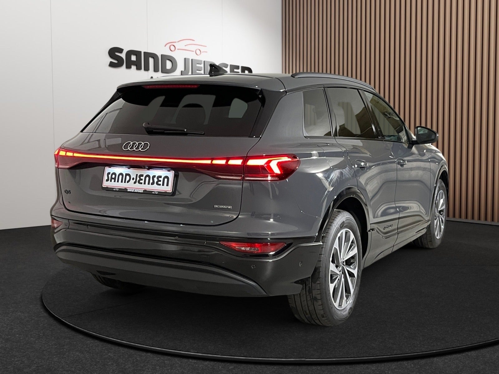 Grå Audi Q6 e-tron fra 2025