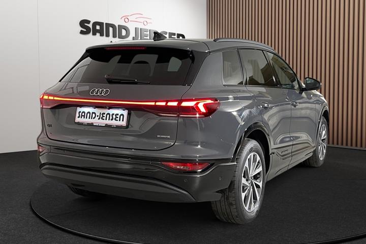 Grå Audi Q6 e-tron fra 2025