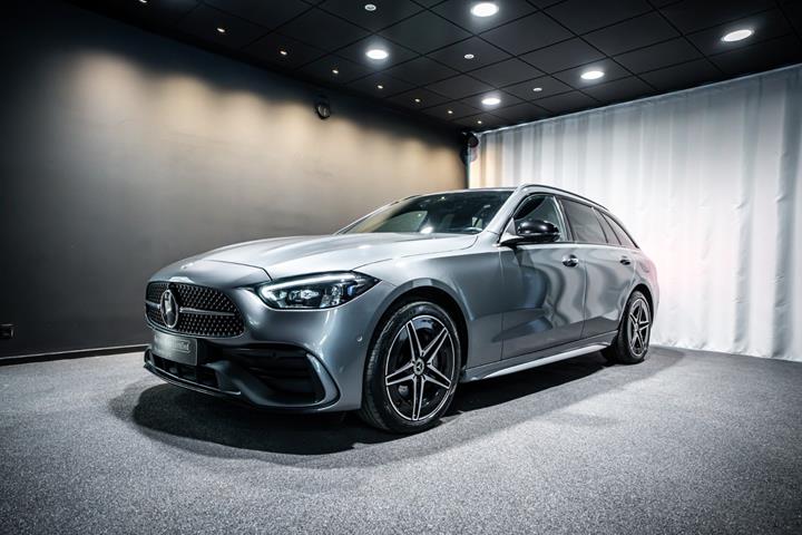 Grå Mercedes C300 e fra 2023 set udefra