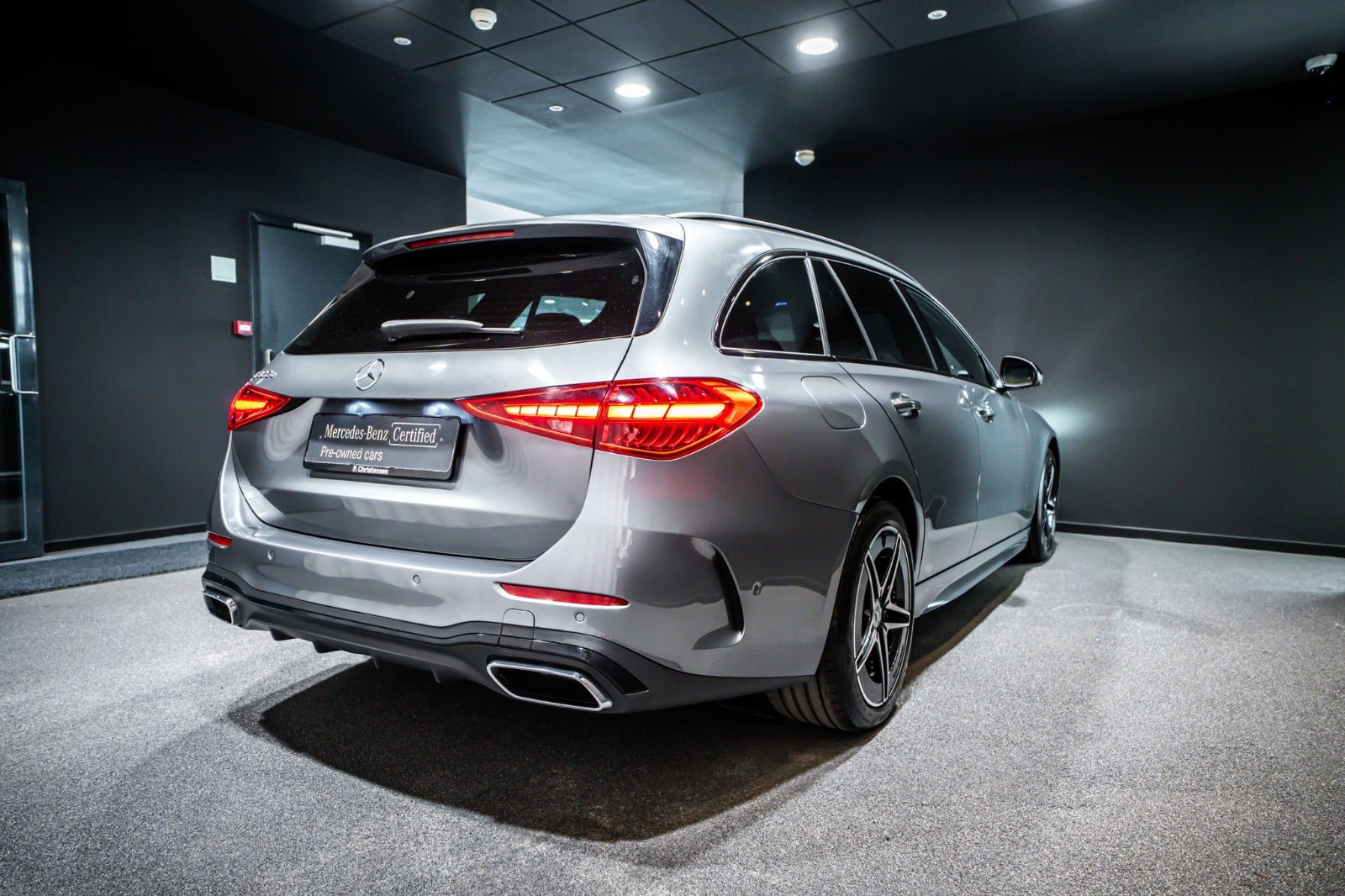 Grå Mercedes C300 e fra 2023