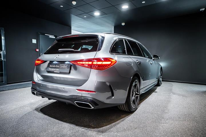 Grå Mercedes C300 e fra 2023