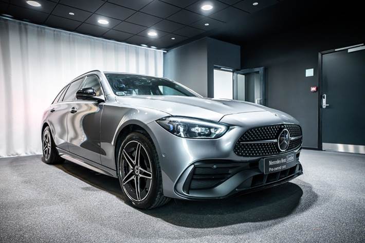 Grå Mercedes C300 e fra 2023