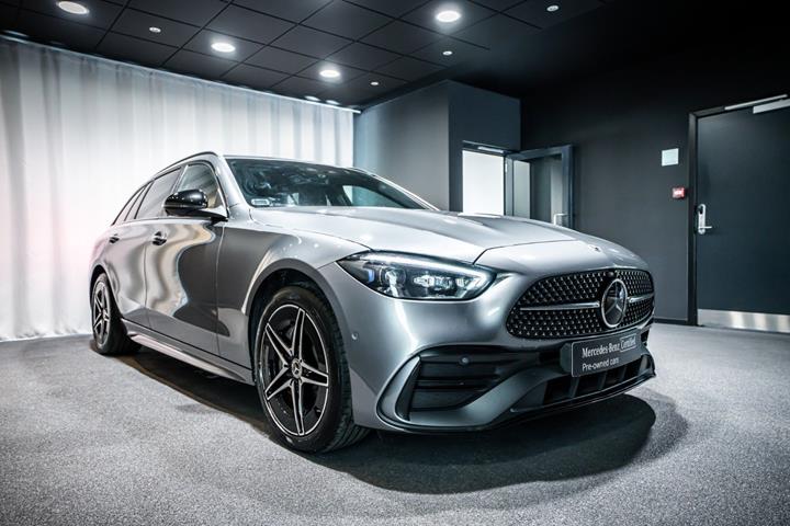 Grå Mercedes C300 e fra 2023