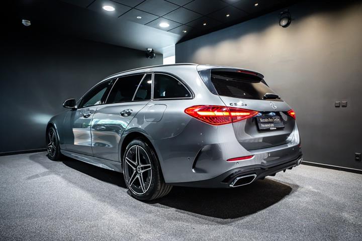 Grå Mercedes C300 e fra 2023